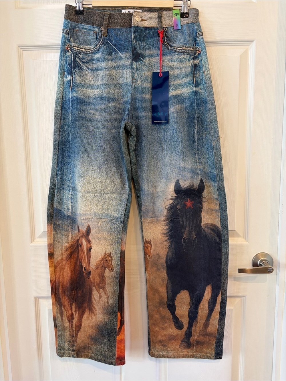 VIBRANTw M.i.U. NWT Blue Barrel Leg Jeans with Brown & Black Horse Print